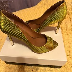 Rachel Roy open toe heels in color “Gold Sun” 4” with 1/4” platform.
